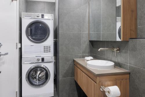 حمام, Punthill Essendon North in Essendon