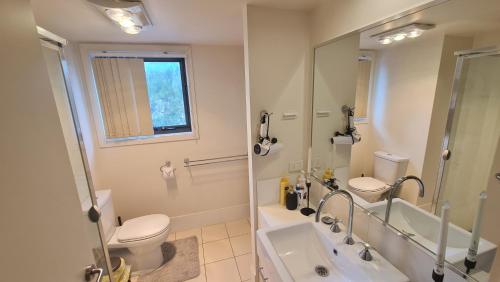 Bathroom, Qure Restaurant and Apartments Canberra Bruce in Northern Canberra