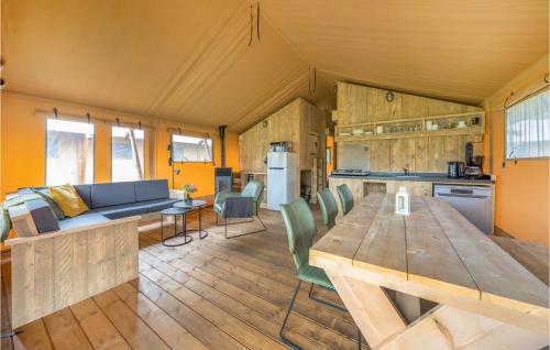 Beautiful caravan in Markelo with WiFi and 3 Bedrooms in Hof van Twente
