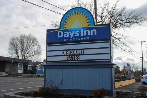 Days Inn by Wyndham Bend - image 9