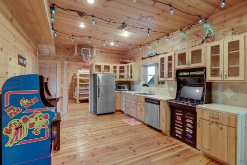 Paradise Glenn Huge Cabin Hot Tub Game Room 560 FREE tickets each paid day! - image 9