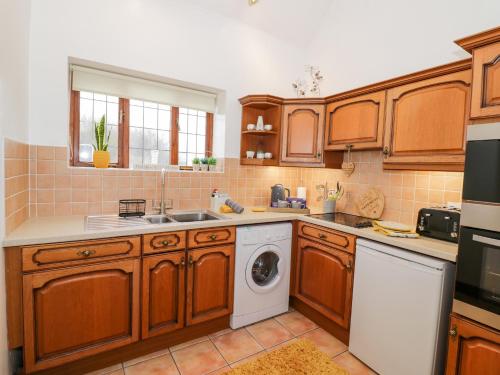 Condicote Cottage - image 11