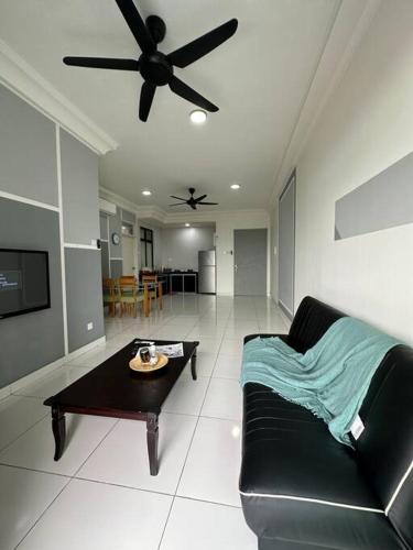 A2404 Platino 2BR ParadigmMall Netflix By STAY in Tampoi