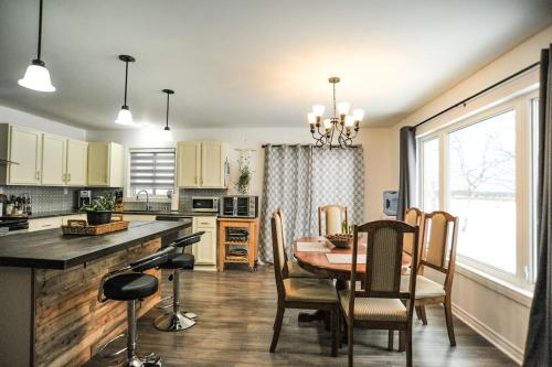 Skats, Modern Rustic Home with Wood Stove & Pool Table in Hogg (ON)