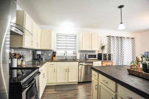 Iekārtas, Modern Rustic Home with Wood Stove & Pool Table in Hogg (ON)