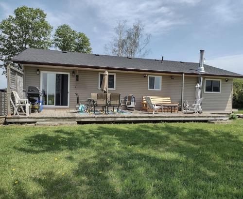 Viesnīcas āriene, Modern Rustic Home with Wood Stove & Pool Table in Hogg (ON)