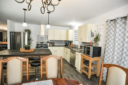 Iekārtas, Modern Rustic Home with Wood Stove & Pool Table in Hogg (ON)