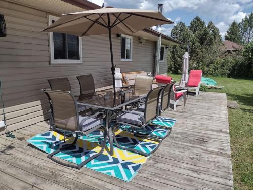 Viesnīcas āriene, Modern Rustic Home with Wood Stove & Pool Table in Hogg (ON)
