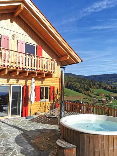 Chalet mit Sauna, Hot Pot und Kamin, ruhige Lage am Waldrand, Pension in Pöllauberg bei Stubenberg