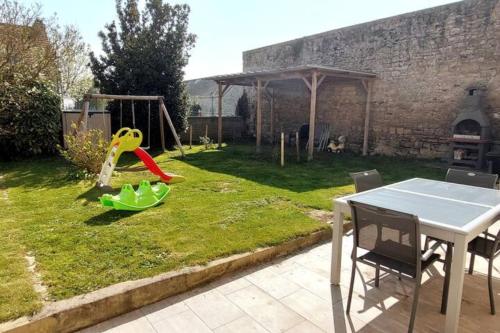 Le So Wild, maison avec jardin, sur les plages du débarquement, à 800 m d'Omaha beach adaptée jeunes enfants, table ping-pong