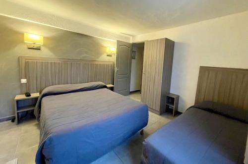 1 double bed, 1 twin bed