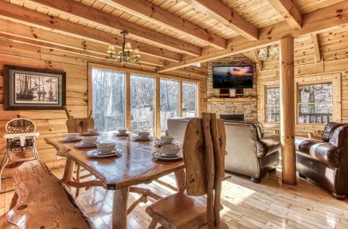 The Wildlife Lodge - GREAT LOCATION! CLOSE TO TANGER OUTLETS! cabin in Sevierville, USA