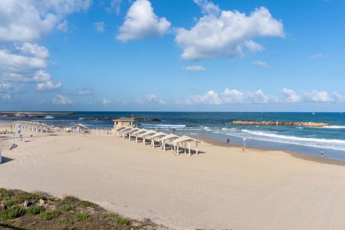 Elegant Duplex with Parking by Beachfront Stay, Herzelia (foto 6)