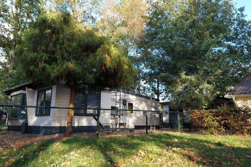 Chalet Beddestee op vakantiepark met zwembad in Schoonebeek