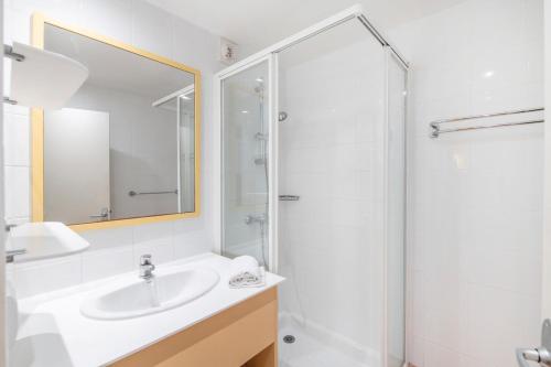 One-Bedroom Apartment image 8