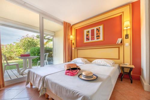 One-Bedroom Apartment image 4