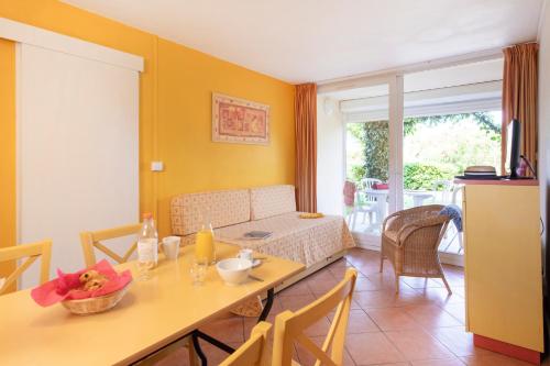 One-Bedroom Apartment image 3