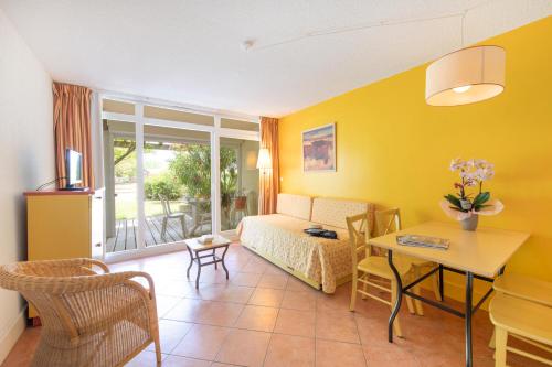 One-Bedroom Apartment image 5