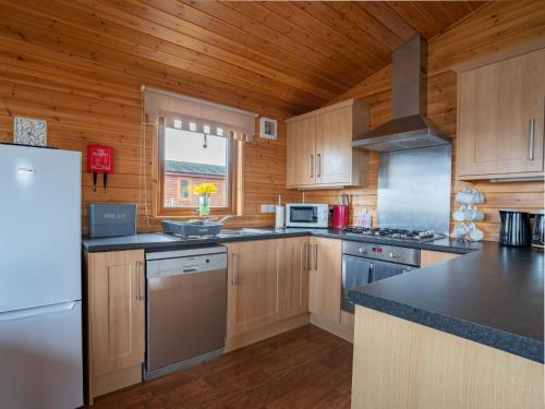 Chalet Loch Leven Lodge 12 by Interhome in Kinross