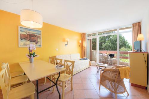 2 bedrooms, 5 beds