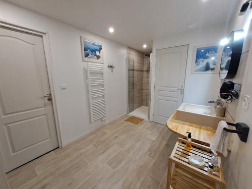 Fürdőszoba, L'Annexe- guest house avec piscine studio avec coin chambre in Rolleboise