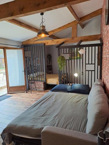 L'Annexe- guest house avec piscine studio avec coin chambre in Rolleboise