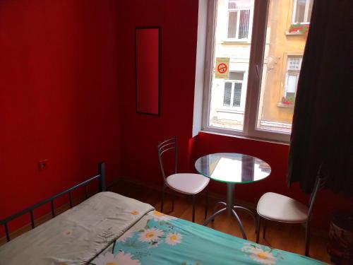 No party & Many rules Hostel N1, Sofia (photo 7)
