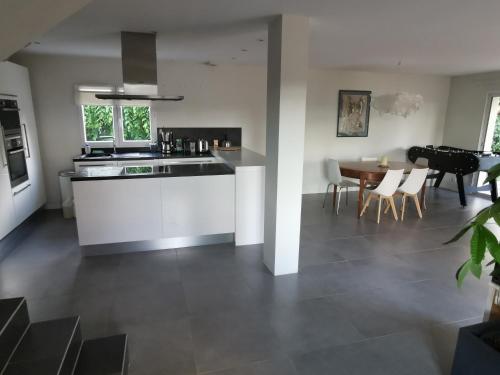 virtuve, Villa 8 personnes à proximité des bords de Saône (Villa 8 personnes a proximite des bords de Saone) in Montmerle Sur Saone mazpilsēta