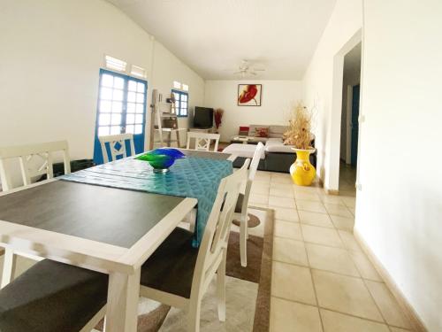 ห้องส่วนกลางสำหรับนั่งเล่น/ดูทีวี, Grande villa climatisée,jardin, ideale famille, groupe amis, proche port de peche,littoral (Grande villa climatisee,jardin, ideale famille, groupe amis, proche port de peche,littoral) in เลอ ยามัน