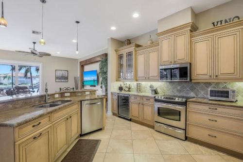 South Seas Court Pool Home on the Canal - image 5