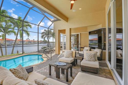 South Seas Court Pool Home on the Canal - image 4