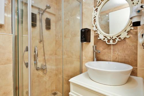 Classic Double Room with Sea View image 10