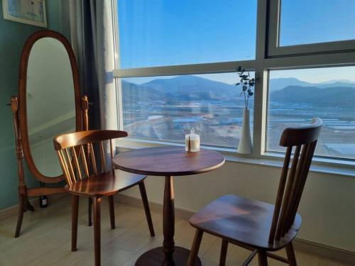 1-2 Mins from KTX Calm Wood Tone Beautiful Night View House in Gimcheon-si