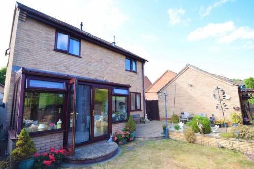 Beautiful & Private 3 bed detached house with driveway Parking