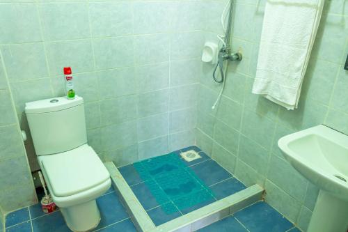 Dušas, Quzuri Homestay JKIA SGR Nairobi Kenya 1 month Affordable Longstay in Mlolongo