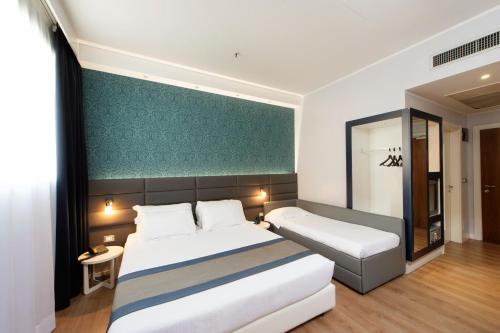1 queen bed, 1 twin bed