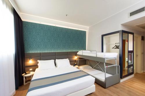 1 queen bed, 2 bunk beds