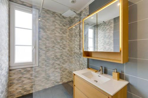 Bathroom, Duplex Moderne Cosy - Proche Porte d'Italie - Parking in Le Kremlin Bicetre