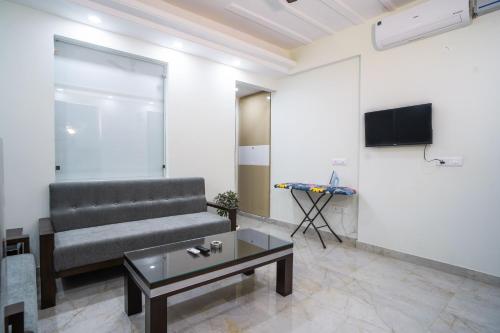 The Lodgers 1 BHK Serviced Apartment Golf Course Road Gurgaon - image 2