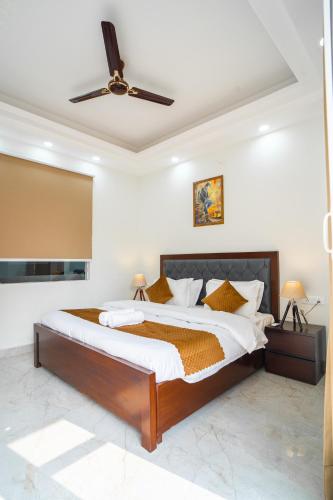 The Lodgers 1 BHK Serviced Apartment Golf Course Road Gurgaon - image 3