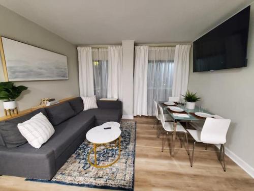 Remodeled 2BD/2BA Condo mins from Universal Studio in Orlando, USA