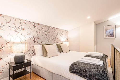 Bonfim Elegant Duplex w/ AC by LovelyStay, Порту
