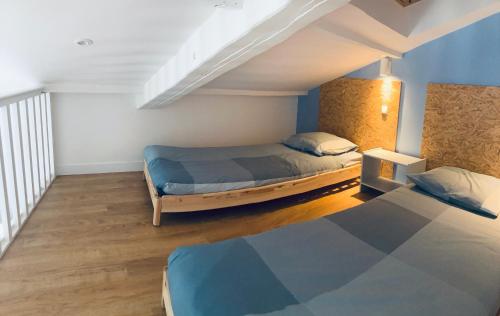 1 double bed, 2 twin beds
