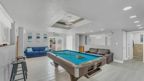 Tavernier Keys Home w/70’ Dock & 20k Boat Lift on Bayside! 3/2.5 Plus Game Room in Tavernier, USA