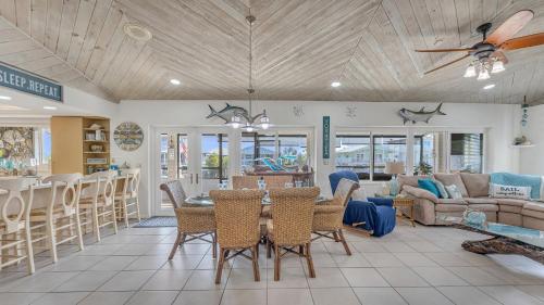 Tavernier Keys Home w/70’ Dock & 20k Boat Lift on Bayside! 3/2.5 Plus Game Room in Tavernier, USA