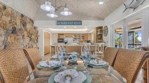 Tavernier Keys Home w/70’ Dock & 20k Boat Lift on Bayside! 3/2.5 Plus Game Room in Tavernier, USA