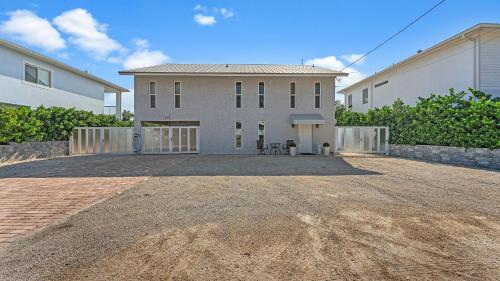 Tavernier Keys Home w/70’ Dock & 20k Boat Lift on Bayside! 3/2.5 Plus Game Room in Tavernier, USA