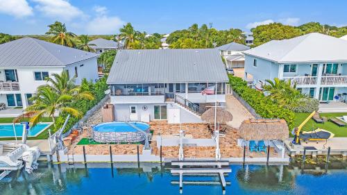 Tavernier Keys Home w/70’ Dock & 20k Boat Lift on Bayside! 3/2.5 Plus Game Room in Tavernier, USA