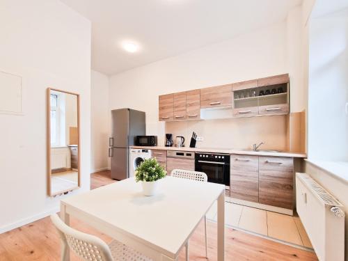 Tolstov Apartments - 1 or 4 Room Apartments - 15 Min to Messe DUS - 10 Min Old Town DUS in Düsseldorf, Deutschland
