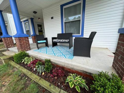 . The Purple Door apt in the heart of Radford city